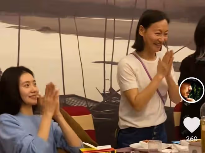 58歲戲骨乘北京地鐵上班,人太多被擠到快貼門,全程自拍無人認出