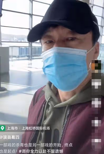 58歲戲骨乘北京地鐵上班,人太多被擠到快貼門,全程自拍無人認出