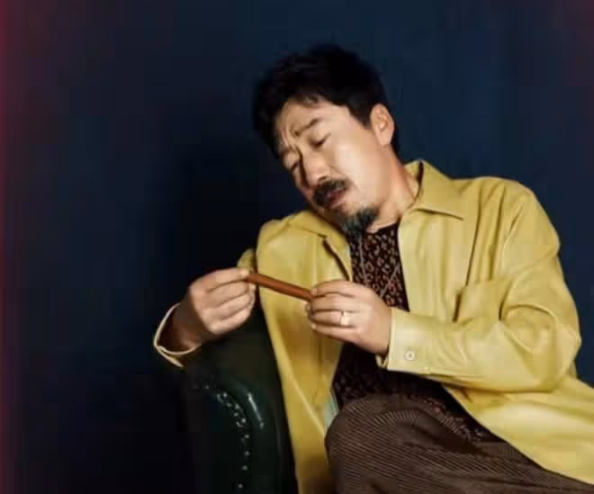 58歲戲骨乘北京地鐵上班,人太多被擠到快貼門,全程自拍無人認出