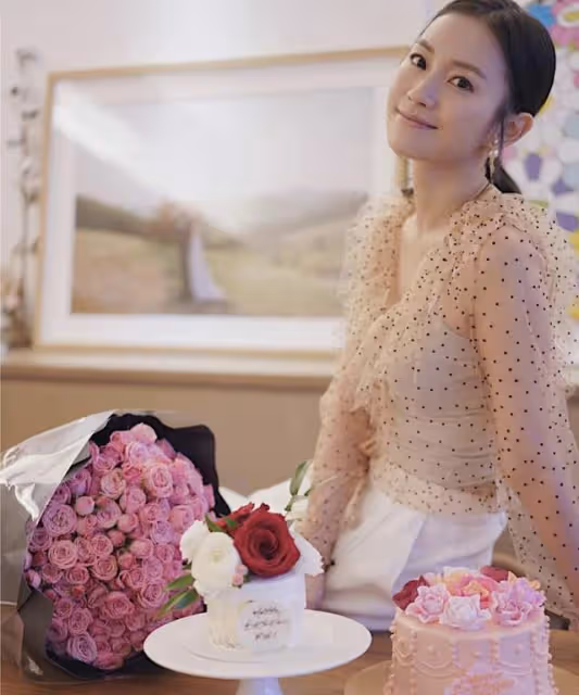 37歲前TVB花旦為3歲女兒慶生,豪宅內景太樸素,富二代老公未現身
