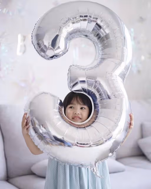 37歲前TVB花旦為3歲女兒慶生,豪宅內景太樸素,富二代老公未現身