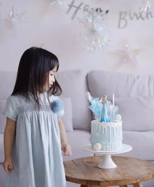 37歲前TVB花旦為3歲女兒慶生,豪宅內景太樸素,富二代老公未現身