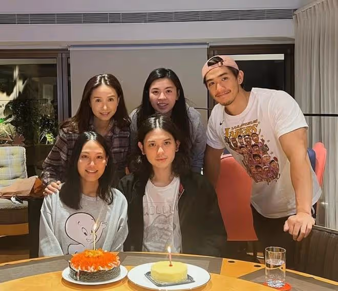 霍啟剛堂妹婚後首張全家福曝光,婆婆吳婉芳素顏出鏡,54歲似少女