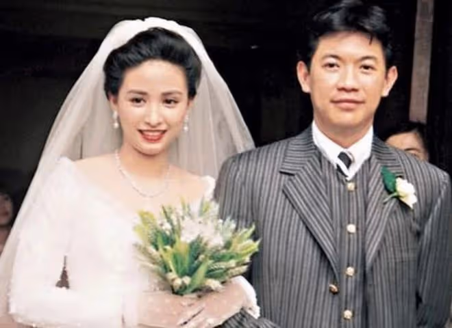 霍啟剛堂妹婚後首張全家福曝光,婆婆吳婉芳素顏出鏡,54歲似少女
