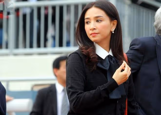 霍啟剛堂妹婚後首張全家福曝光,婆婆吳婉芳素顏出鏡,54歲似少女