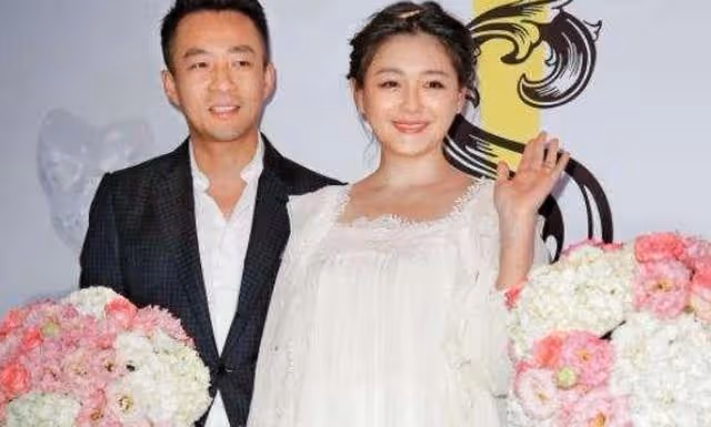 具俊曄抵達台北機場,與大S結婚後首露面,兩手空空只顧打扮自己