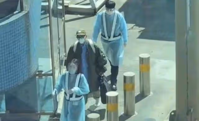 具俊曄抵達台北機場,與大S結婚後首露面,兩手空空只顧打扮自己