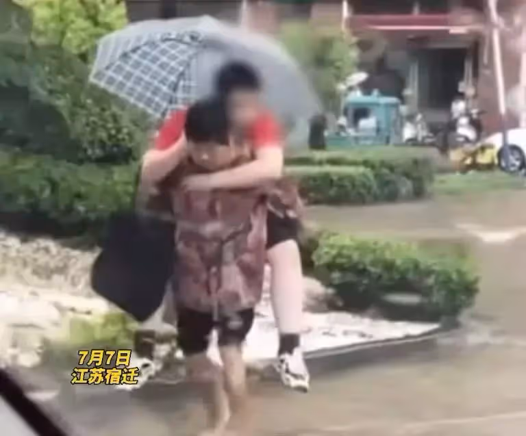 孫子比阿嬤還高!上補習班路遇積水「阿嬤赤腳背大胖孫」 下一幕讓全網氣炸:慣子如害子