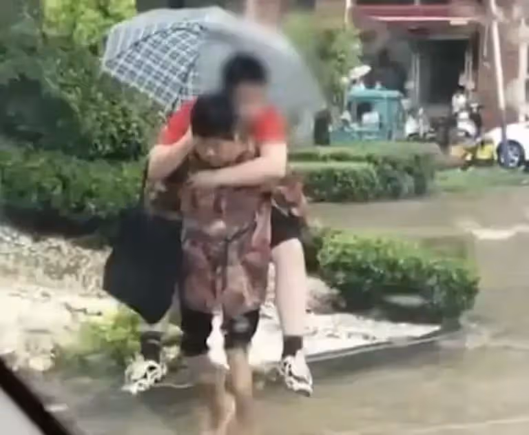 孫子比阿嬤還高!上補習班路遇積水「阿嬤赤腳背大胖孫」 下一幕讓全網氣炸:慣子如害子