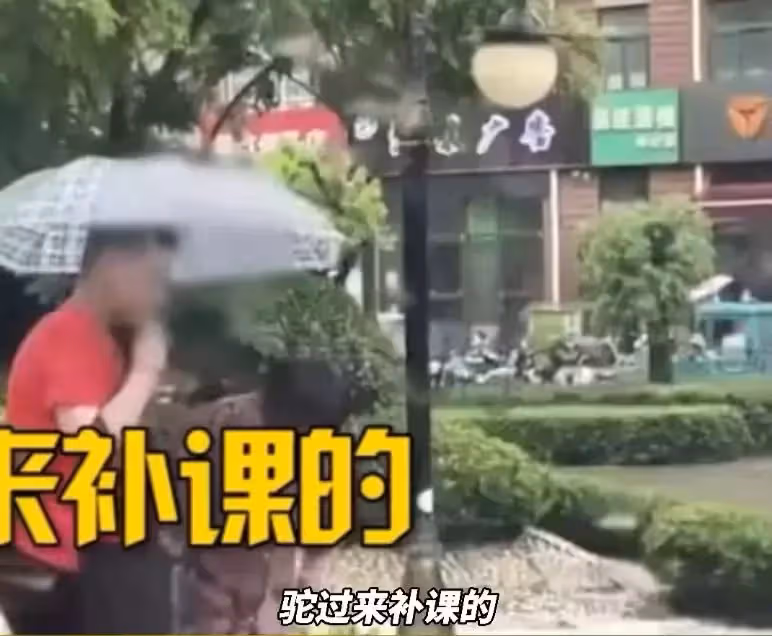 孫子比阿嬤還高!上補習班路遇積水「阿嬤赤腳背大胖孫」 下一幕讓全網氣炸:慣子如害子