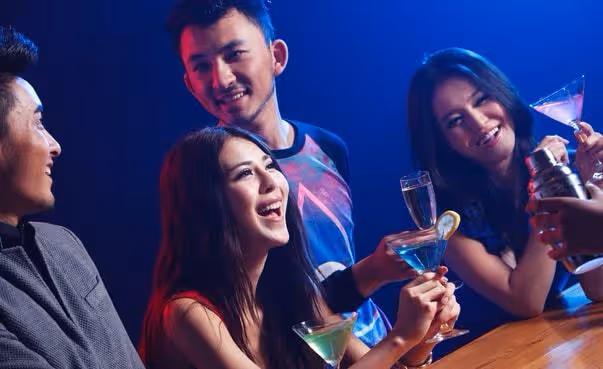 和閨蜜去酒吧捉姦，渣男旁邊坐著我的現男友