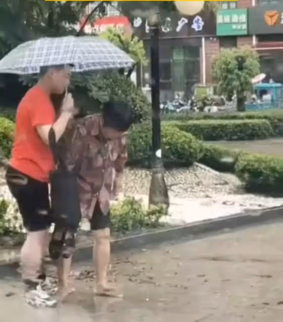 孫子比阿嬤還高!上補習班路遇積水「阿嬤赤腳背大胖孫」 下一幕讓全網氣炸:慣子如害子