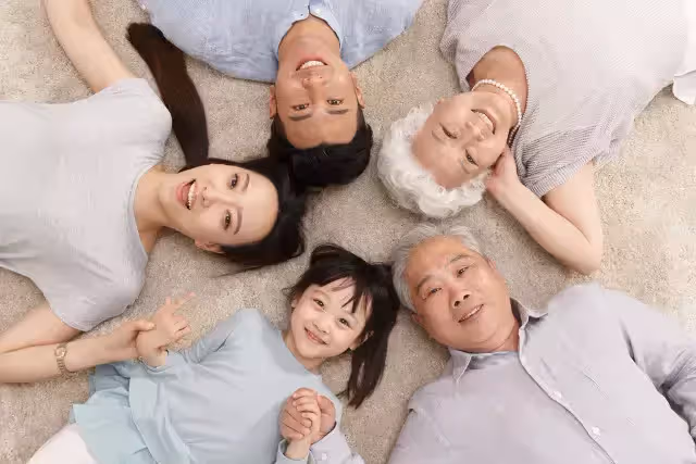 孫子比阿嬤還高!上補習班路遇積水「阿嬤赤腳背大胖孫」 下一幕讓全網氣炸:慣子如害子