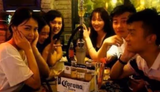 和閨蜜去酒吧捉姦，渣男旁邊坐著我的現男友