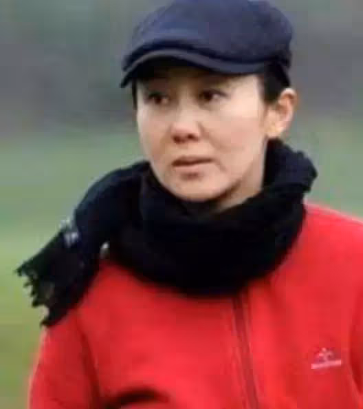 嫁給名導的5位「嬌妻」：陳婷18歲就生子，徐帆54歲至今不生孩子