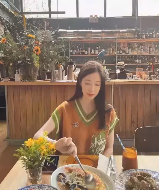 許魏洲官宣領證，圈外嬌妻近照疑曝光