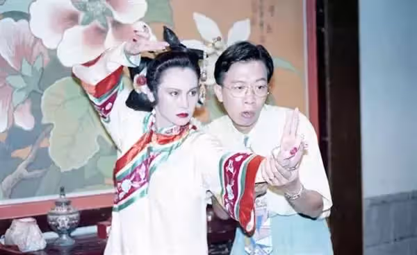 姊弟戀始祖現在怎麼了?影后當紅「閃婚小10歲男星」眾人阻止 婚後35年曝「嫁給他是這輩子最正確的事!」