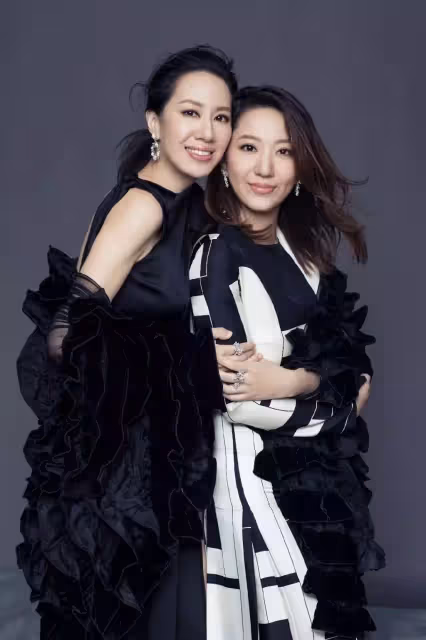 甄子丹小姨子曬近照,素顏出鏡嘴唇乾裂狀態不佳,抱著兒子沉睡