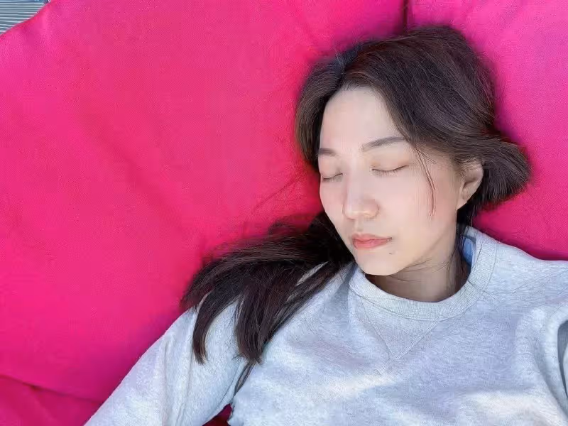 甄子丹小姨子曬近照,素顏出鏡嘴唇乾裂狀態不佳,抱著兒子沉睡