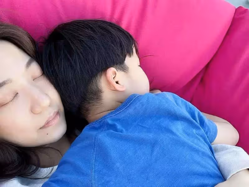 甄子丹小姨子曬近照,素顏出鏡嘴唇乾裂狀態不佳,抱著兒子沉睡