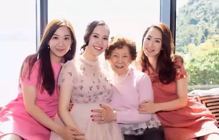 甄子丹小姨子曬近照,素顏出鏡嘴唇乾裂狀態不佳,抱著兒子沉睡