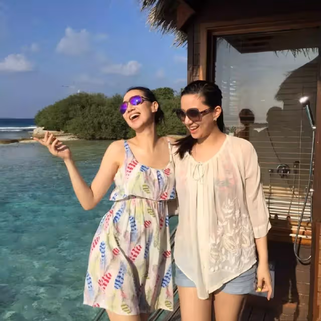 甄子丹小姨子曬近照,素顏出鏡嘴唇乾裂狀態不佳,抱著兒子沉睡