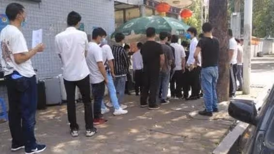 18 歲那年，我通過中介找工作被騙的身無分文，只能到黑工廠賣命