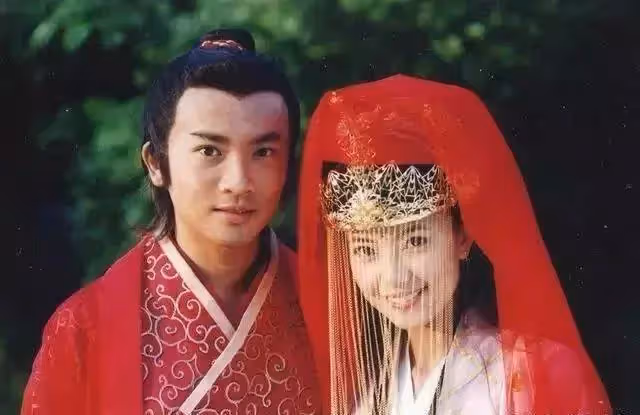 42歲高圓圓性感風太嫵媚!穿黑皮裙姿勢撩人,烈焰紅唇眼神迷離