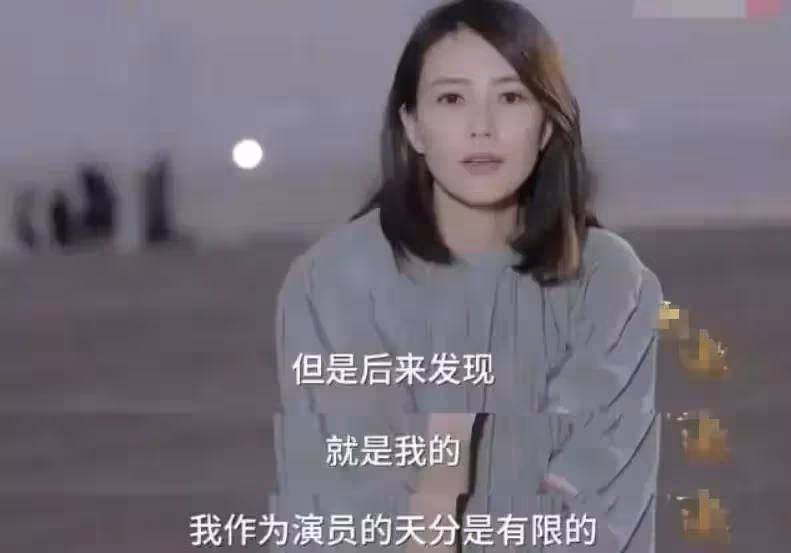 42歲高圓圓性感風太嫵媚!穿黑皮裙姿勢撩人,烈焰紅唇眼神迷離