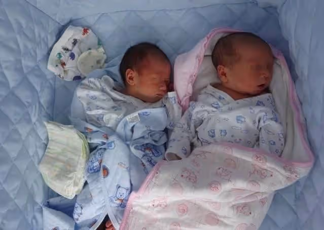 帶倆女兒改嫁二婚老公視若親生,要給女兒改姓,老公說話俺嫁對人