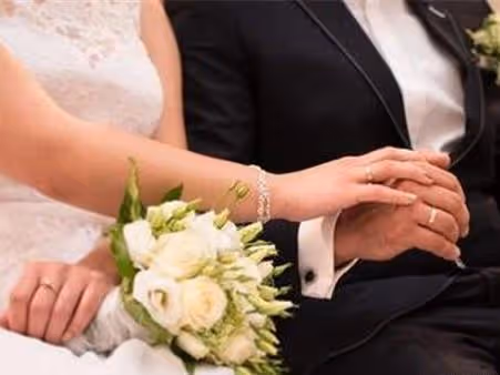 帶倆女兒改嫁二婚老公視若親生,要給女兒改姓,老公說話俺嫁對人