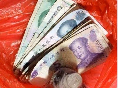 我們買房婆婆不出一毛,我罵她無情,孩子升學得一箱子我抱頭痛哭