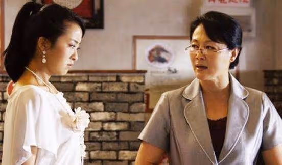 女子離婚後,拿孩子改姓要挾前夫,前夫照給撫養費,一年後她淚目