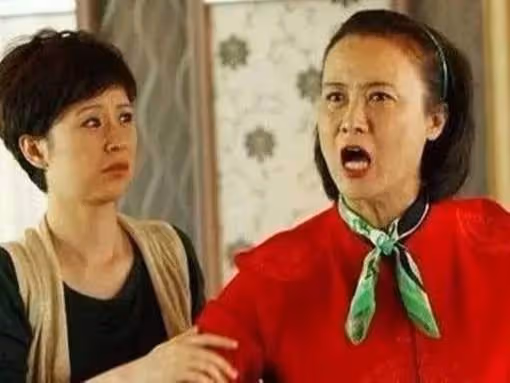 我工作努力得1萬獎金,請全家人吃飯祝賀,婆婆的舉動讓我掀桌子