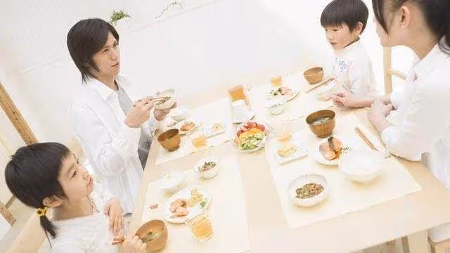帶著孩子準備二婚,飯桌上婆婆夾的一塊肉,氣得我掉頭就走!