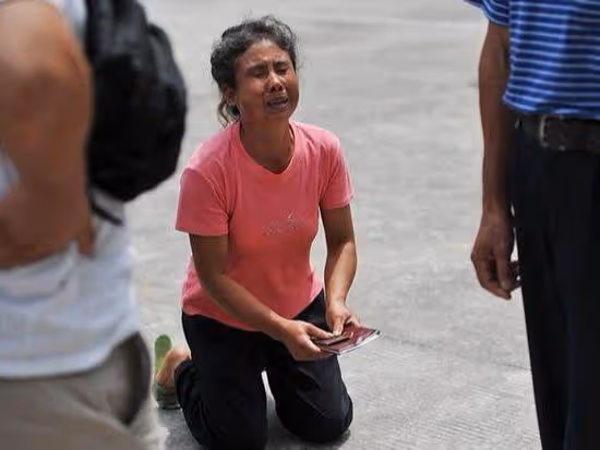 母親跪求我和不孕妻子離婚,兩年後見妻子身邊人,我灰溜溜逃走!