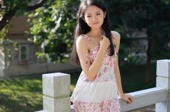 女兒走丟妻子苦尋多年，18年後兒子參加同學婚禮，看到新娘愣住了