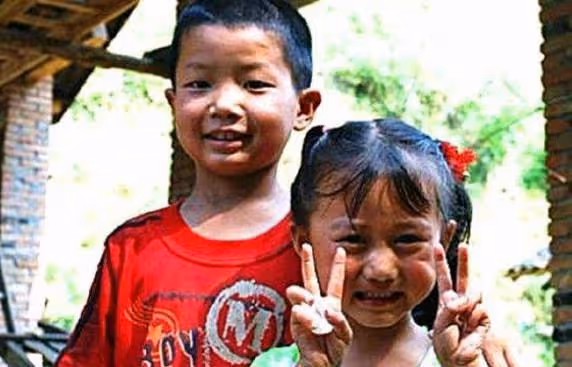 女兒走丟妻子苦尋多年，18年後兒子參加同學婚禮，看到新娘愣住了