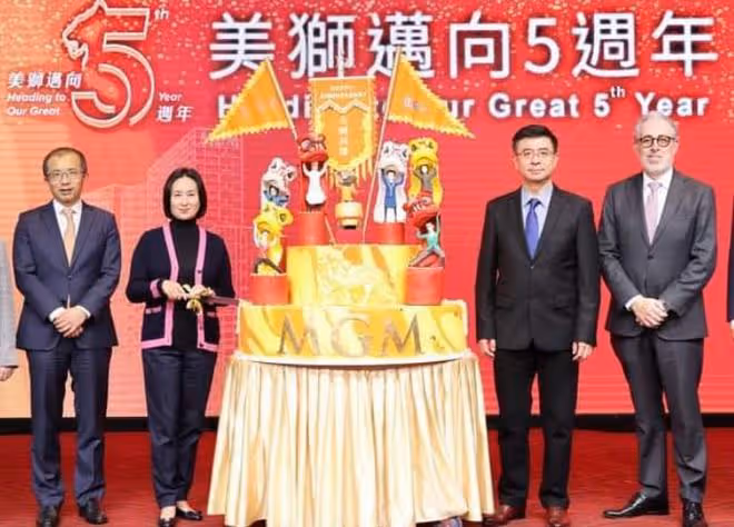 59歲何超瓊久違現身,慶公司成立5周年,身家大跌44億無損好心情