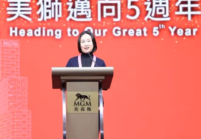 59歲何超瓊久違現身,慶公司成立5周年,身家大跌44億無損好心情