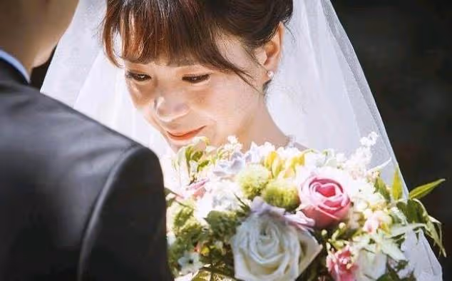 女兒走丟妻子苦尋多年，18年後兒子參加同學婚禮，看到新娘愣住了