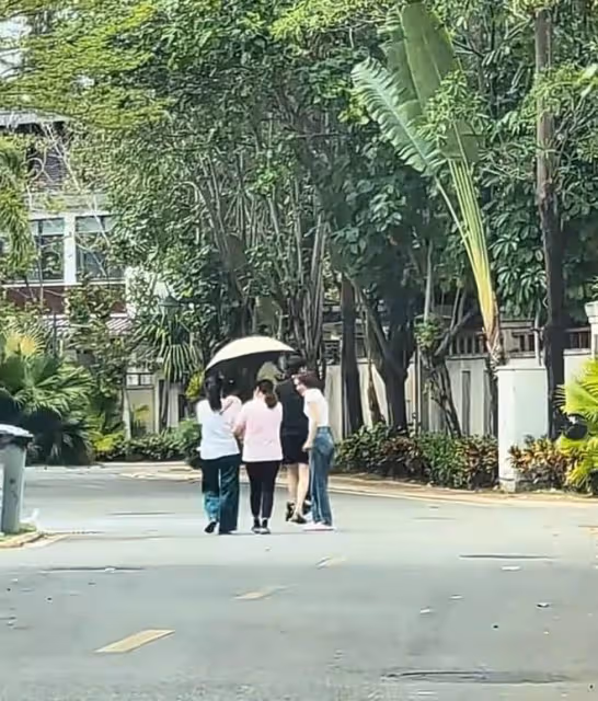 張若昀唐藝昕一家度假,2歲女兒扎小辮太可愛,由倆保姆專門伺候
