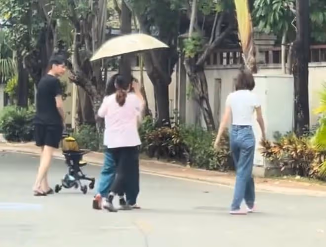張若昀唐藝昕一家度假,2歲女兒扎小辮太可愛,由倆保姆專門伺候