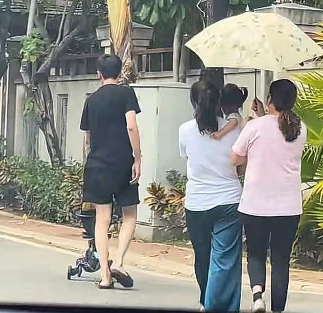 張若昀唐藝昕一家度假,2歲女兒扎小辮太可愛,由倆保姆專門伺候