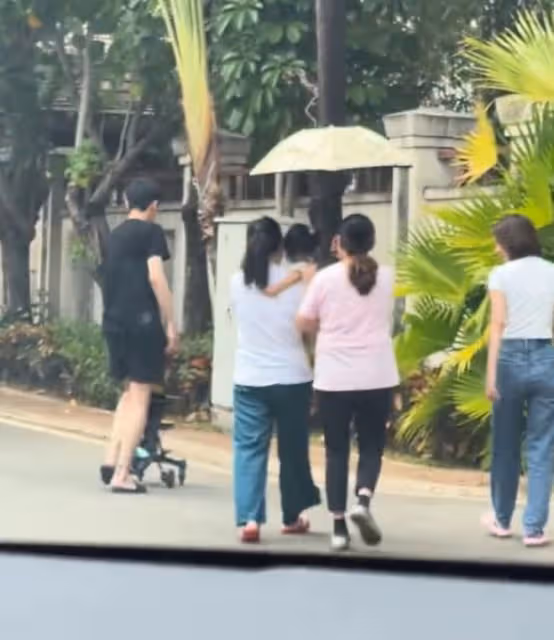 張若昀唐藝昕一家度假,2歲女兒扎小辮太可愛,由倆保姆專門伺候