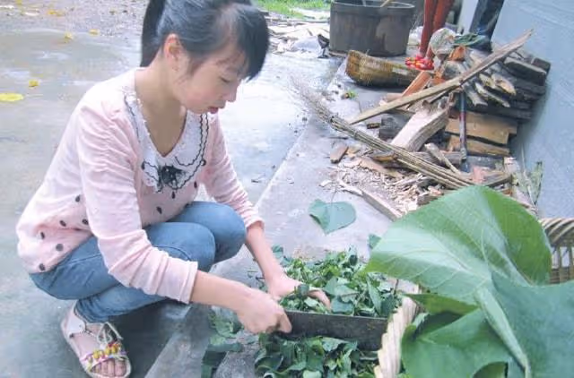 女兒走丟妻子苦尋多年，18年後兒子參加同學婚禮，看到新娘愣住了