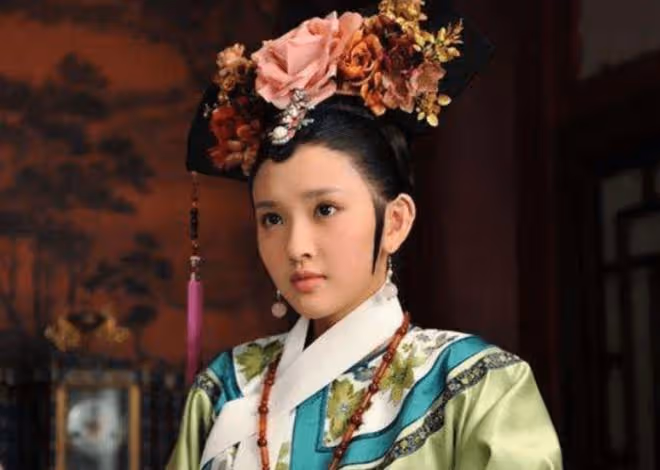張若昀唐藝昕一家度假,2歲女兒扎小辮太可愛,由倆保姆專門伺候