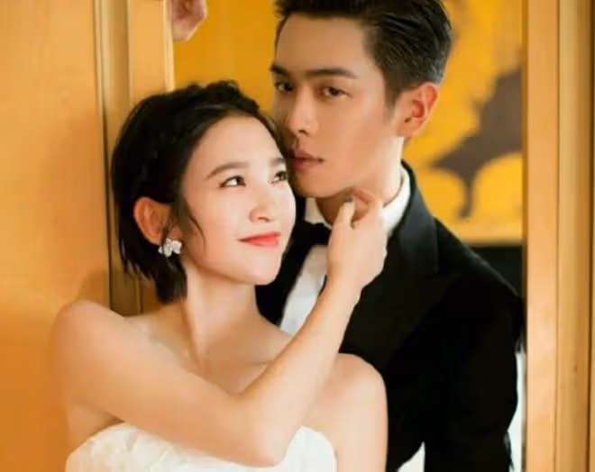 張若昀唐藝昕一家度假,2歲女兒扎小辮太可愛,由倆保姆專門伺候