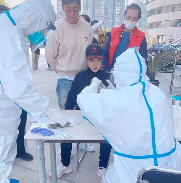 69歲劉曉慶做核酸表情痛苦，緊皺眉頭齜牙咧嘴，多次躲閃不願配合