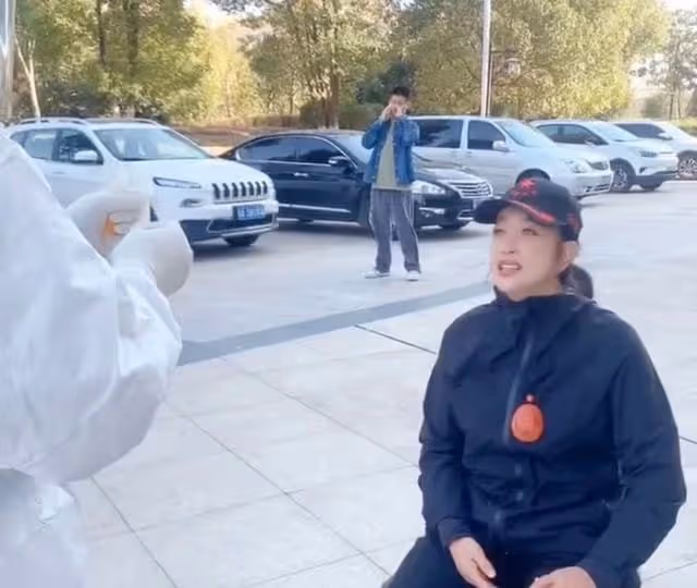 69歲劉曉慶做核酸表情痛苦，緊皺眉頭齜牙咧嘴，多次躲閃不願配合